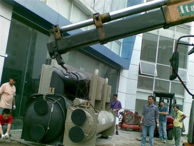 连州市随车吊和汽车吊的核心区别是什么？哪种更省钱？